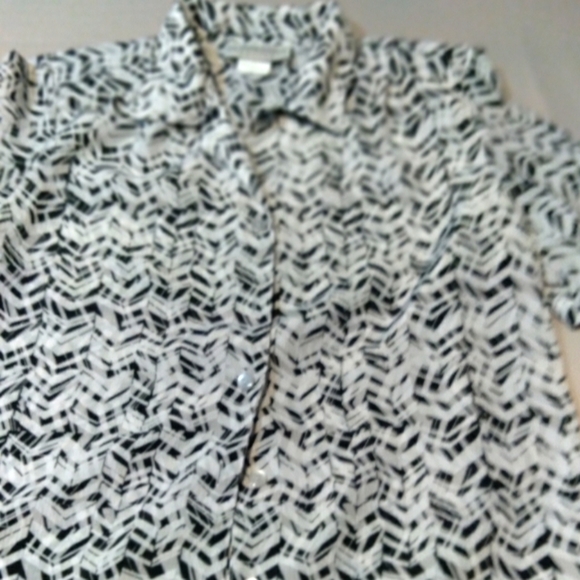 Donnkenny Ladies button down black and white print  blouse. Size petite medium. - Picture 1 of 5